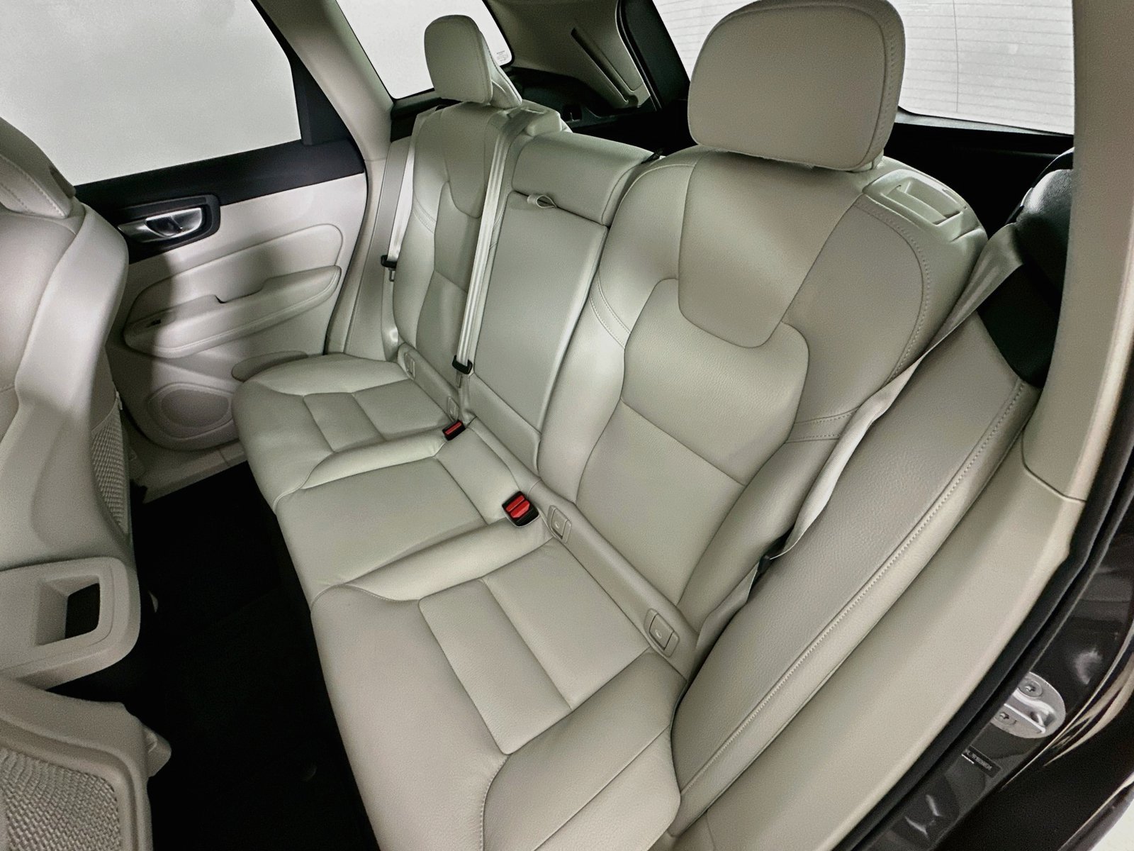 Used 2024 Volvo XC60 B5 Plus w/ Protection Package AWD/4WD image 36