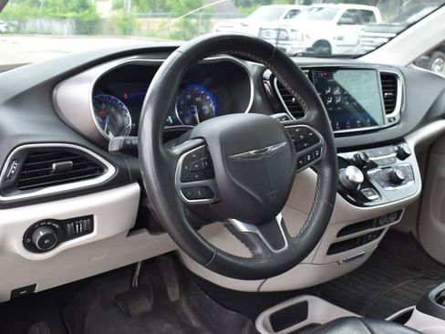 Used 2022 Chrysler Pacifica Touring-L FWD image 9