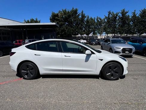 Used 2021 Tesla Model 3 Standard Range Plus RWD image 4