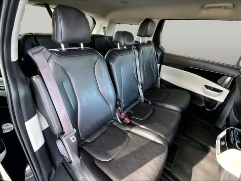 Used 2024 Kia Carnival EX FWD image 20