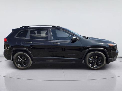 Used 2017 Jeep Cherokee Sport FWD image 4