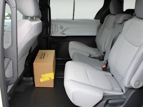 Used 2026 Toyota Sienna LE FWD image 19