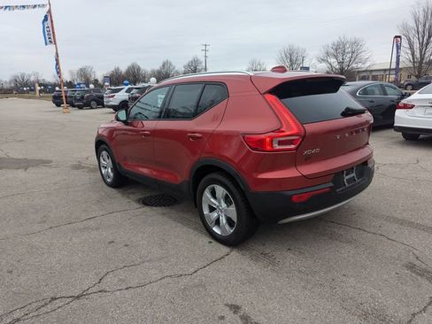 Used 2021 Volvo XC40 T4 Momentum image 5