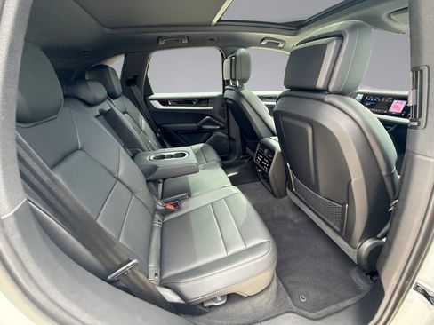 Used 2025 Porsche Cayenne AWD/4WD image 17