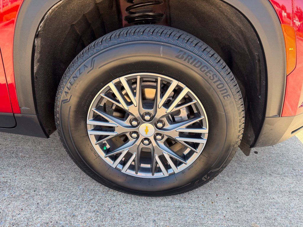 Used 2025 Chevrolet Traverse LT FWD image 10