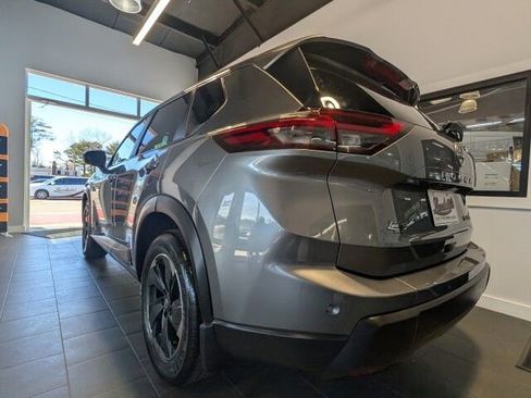 Used 2024 Nissan Rogue SV w/ SV Premium Package image 6