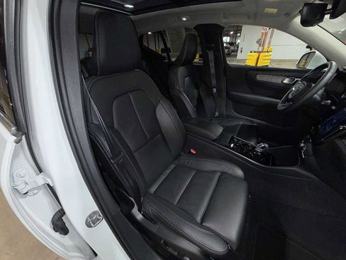 Used 2023 Volvo XC40 B5 Plus image 16
