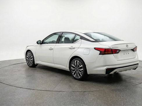 Used 2025 Nissan Altima 2.5 SV FWD image 6