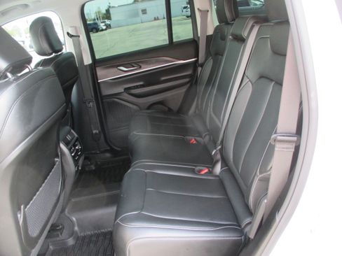 Used 2024 Jeep Grand Cherokee Limited w/ Black Appearance Package AWD/4WD image 10