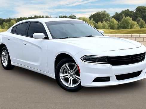 Used 2022 Dodge Charger SXT RWD image 2