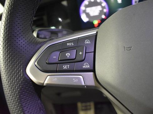 Used 2025 Volkswagen Tiguan SE R-Line image 15