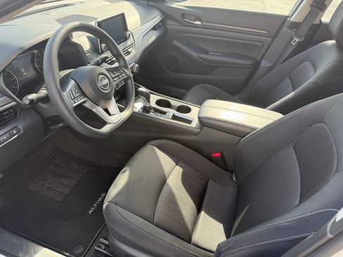 Used 2025 Nissan Altima 2.5 SV FWD image 12