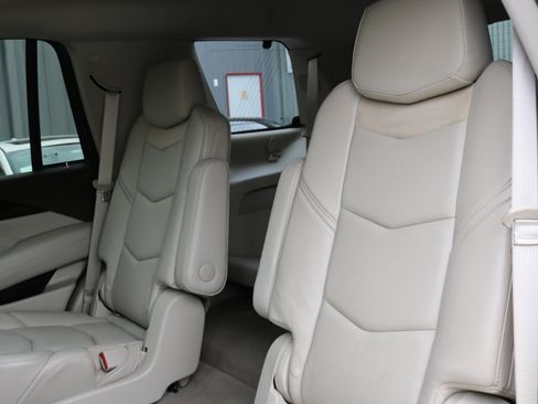 Used 2015 Cadillac Escalade Luxury image 19