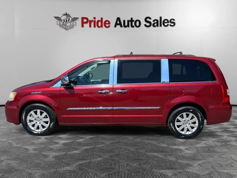 Used 2015 Chrysler Town & Country Touring image 4