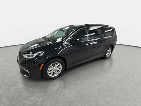 Used 2022 Chrysler Pacifica Touring-L FWD image 5