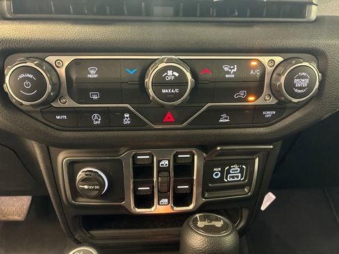 Used 2025 Jeep Wrangler Sport S AWD/4WD image 19