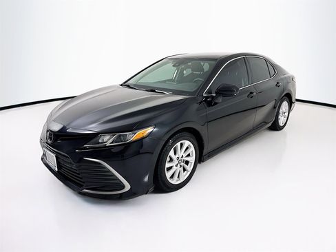 Used 2022 Toyota Camry LE image 3