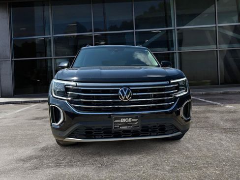 Used 2025 Volkswagen Atlas SE AWD/4WD image 2