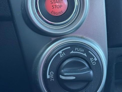 Used 2019 Nissan Titan SV image 12