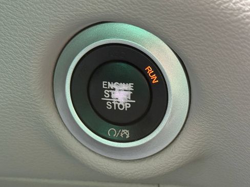 Used 2017 Chrysler Pacifica Touring-L FWD image 29