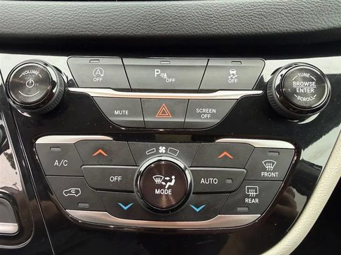 Used 2018 Chrysler Pacifica Touring-L FWD image 18