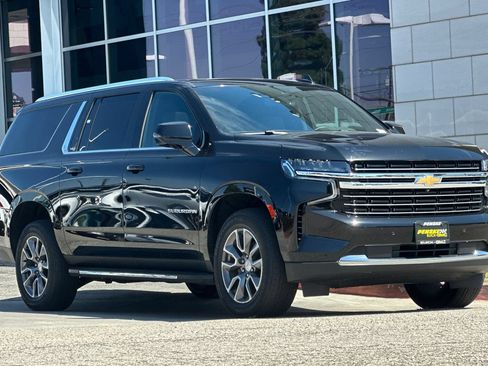 Used 2024 Chevrolet Suburban LT w/ LT Signature Plus Package RWD image 2