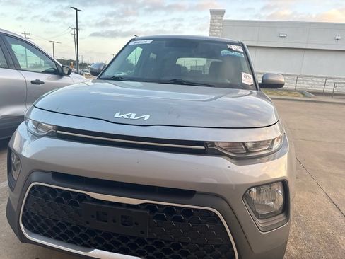 Used 2022 Kia Soul LX FWD image 2