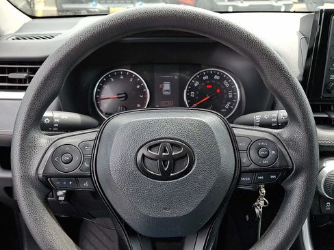 Used 2021 Toyota RAV4 LE FWD image 18