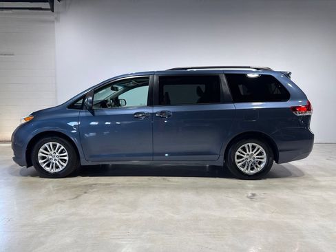 Used 2014 Toyota Sienna XLE w/ Entertainment Package FWD image 4