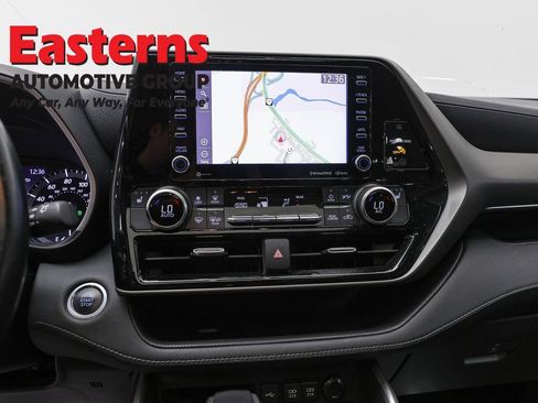 Used 2021 Toyota Highlander XLE AWD/4WD image 12