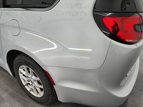 Used 2024 Chrysler Pacifica Touring-L image 32