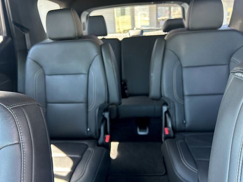 Used 2023 Chevrolet Traverse LT w/ LT Premium Package FWD image 10