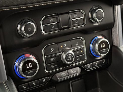 Used 2022 GMC Yukon SLT w/ SLT Luxury Package AWD/4WD image 17