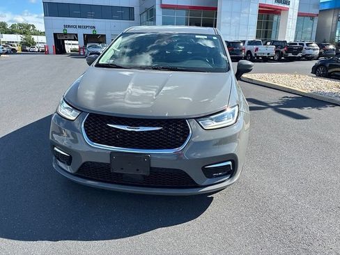 Used 2023 Chrysler Pacifica Touring-L FWD image 17