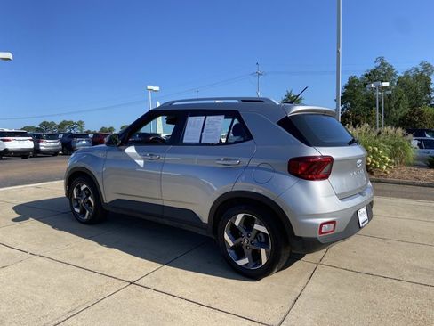 Used 2025 Hyundai Venue SEL FWD image 8