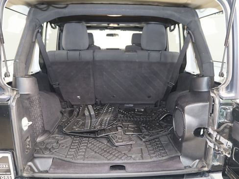 Used 2012 Jeep Wrangler Unlimited Rubicon AWD/4WD image 38