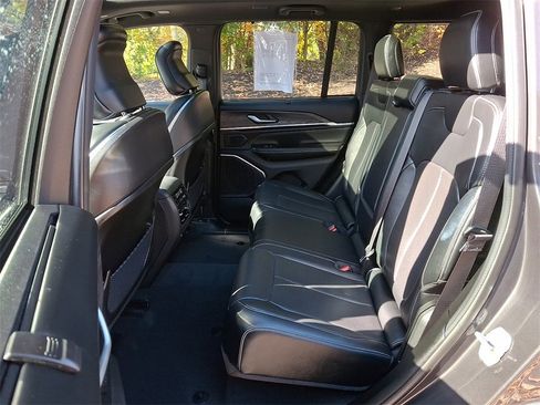 Used 2022 Jeep Grand Cherokee Overland w/ Adv Protech Group III image 10