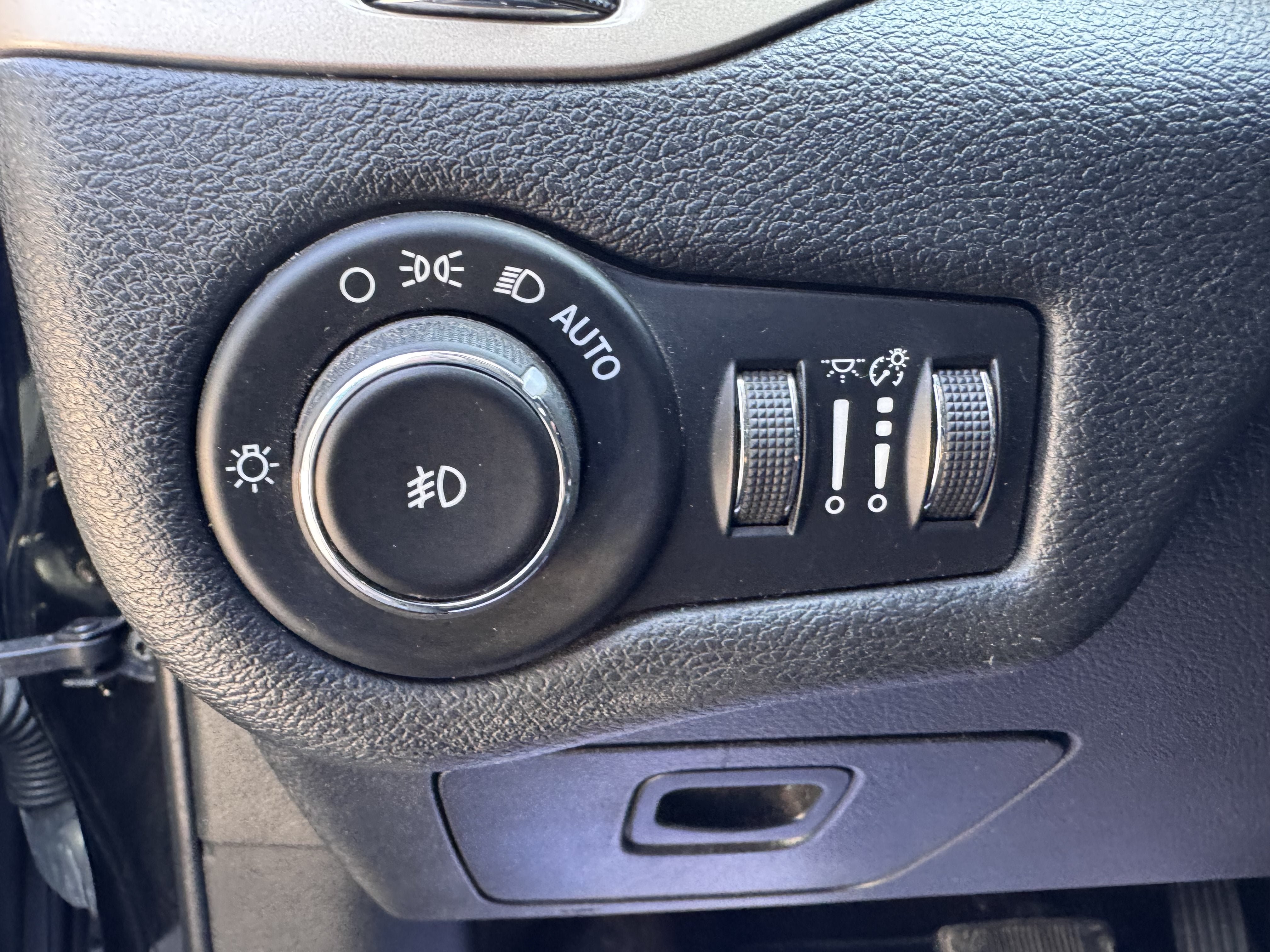 Used 2017 Jeep Cherokee Latitude FWD image 17