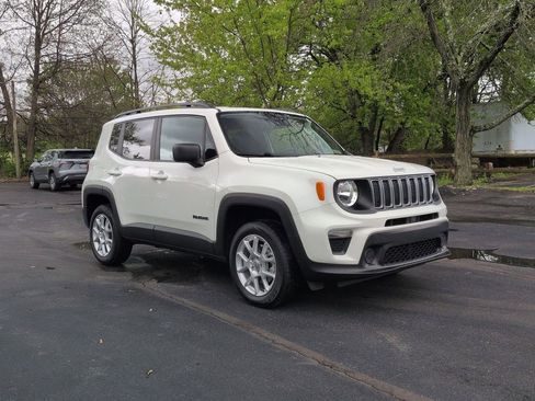 Used 2022 Jeep Renegade Sport w/ Sport Appearance Group AWD/4WD image 3