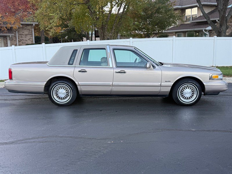 Used 1997 Lincoln Town Car Signature RWD image 5