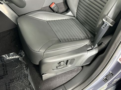 Certified 2025 Land Rover Discovery Dynamic SE image 17