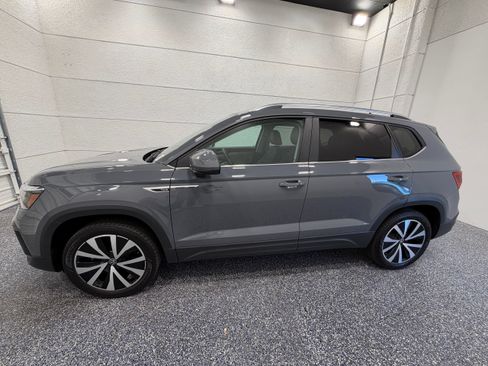 Used 2023 Volkswagen Taos SE w/ Panoramic Sunroof Package FWD image 2