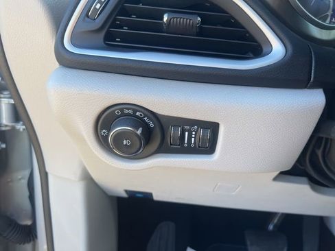 Used 2024 Chrysler Pacifica Touring-L image 13