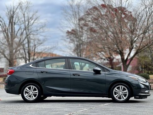 Used 2018 Chevrolet Cruze LT w/ Convenience Package image 4