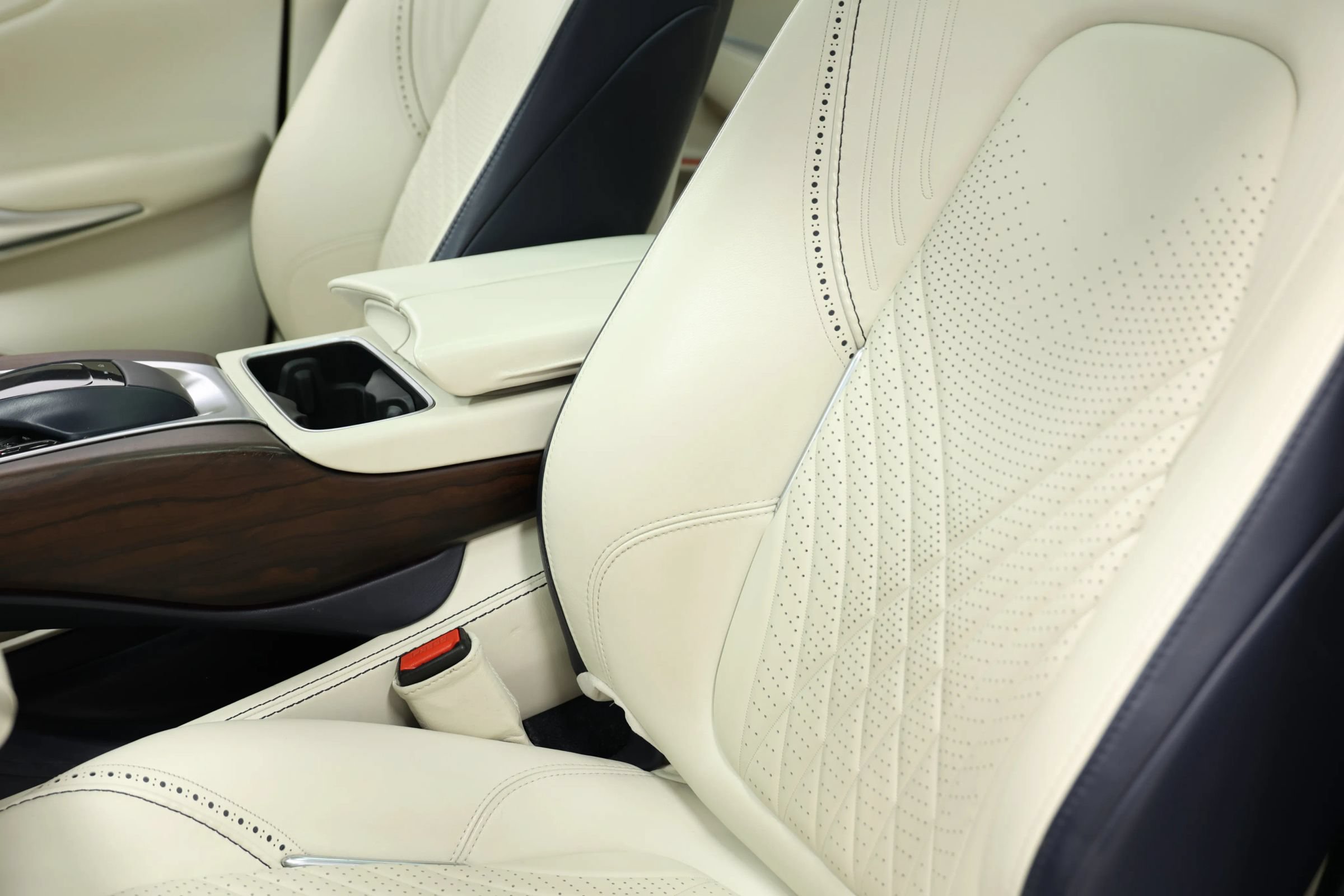 Used 2021 Aston Martin DBX AWD/4WD image 19