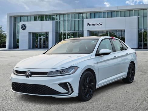 Certified 2025 Volkswagen Jetta SE w/ Sunroof Package image 3