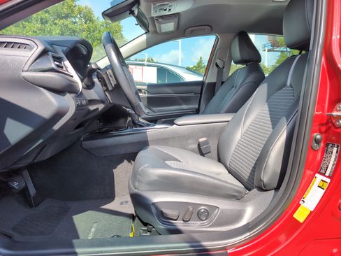 Used 2019 Toyota Camry SE FWD image 16