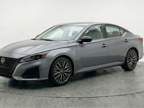 Used 2025 Nissan Altima 2.5 SV image 3