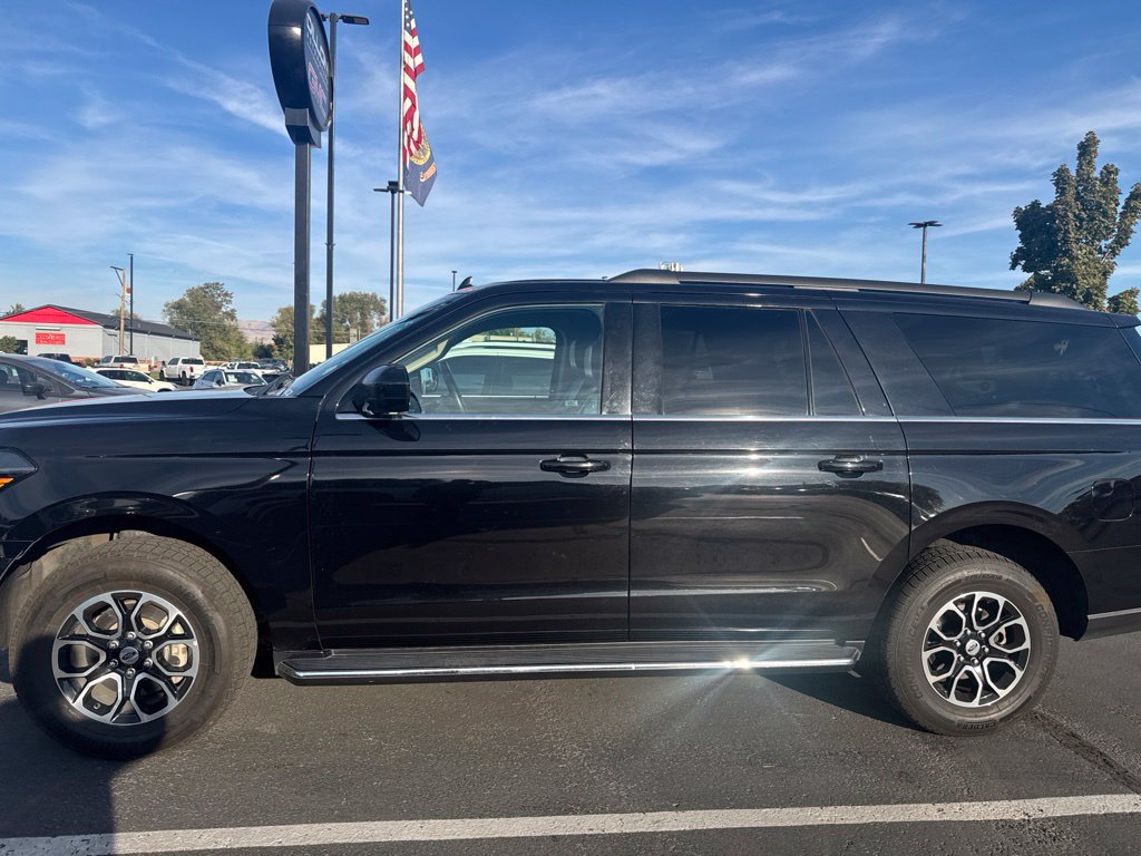 Used 2022 Ford Expedition Max XLT AWD/4WD image 3