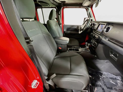 Used 2018 Jeep Wrangler Unlimited Sahara w/ Dual Top Group AWD/4WD image 25
